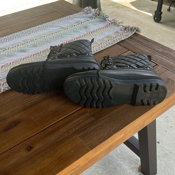 Sperry rain boots , size 9 , black, gently preowned, excellent condition - Picture 4 of 4